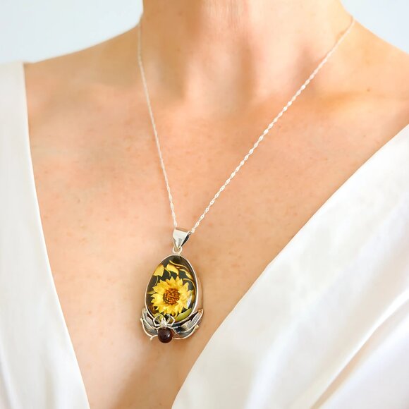 Baltic Amber Necklace - Sunflower Cameo with Spider in 925 Sterling Silver - Picture 2 of 7